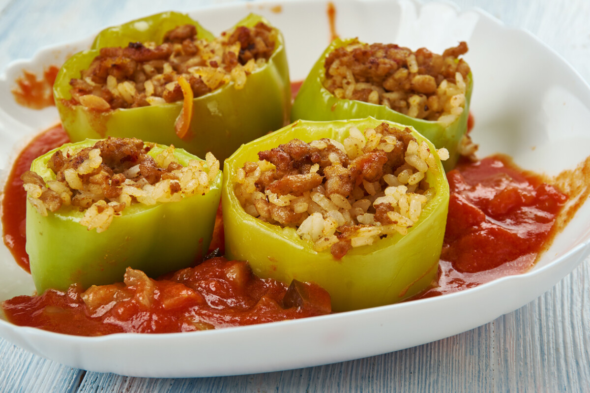 Stuffed Peppers: A delectable Middle Eastern dish presented on a platter.