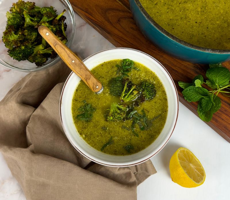 Ideal for winter, this broccoli soup is creamy and packed with nutrients. It’s a delicious way to enjoy a healthy serving of greens, perfect for cozy nights.